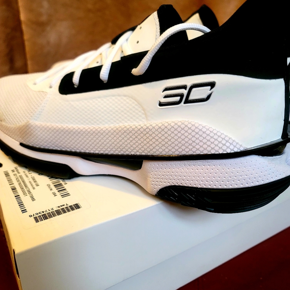 📣👀Under Armour *Curry 7*📣 👀 VII Mint condition!